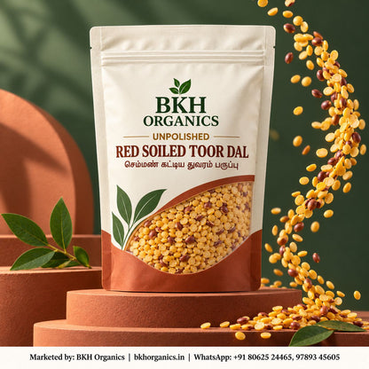 BKH Organics Unpolished Red Soiled Toor Dal (தமிழ்: செம்மண் கட்டிய துவரம் பருப்பு, తెలుగు: ఎర్రమట్టి కందిపప్పు, ಕನ್ನಡ: ಕೆಮ್ಮಣ್ಣಿನ ತೊಗರಿ ಬೇಳೆ, മലയാളം: ചെമ്മൺ തുവരപ്പരിപ്പ്, ತುಳು: ಕೆಮ್ಮಣ್ಣ್ದ ತೊಗರಿ ಬೇಳೆ) pouch with split pigeon peas in a clay pot and fresh pod plants on red soil